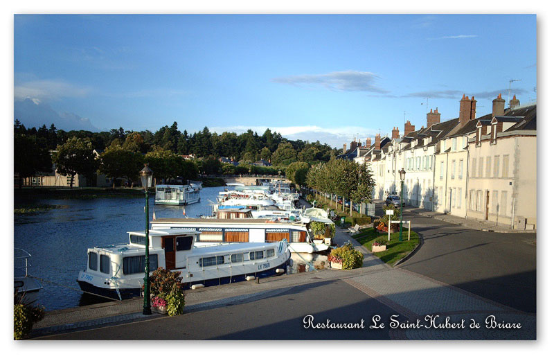 PPhotos of the Restaurant Saint-Hubert of Briare - A incredible view of Briare's marina